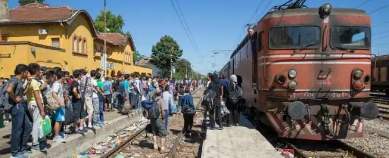 immigrati  in macedonia al confine con la grecia