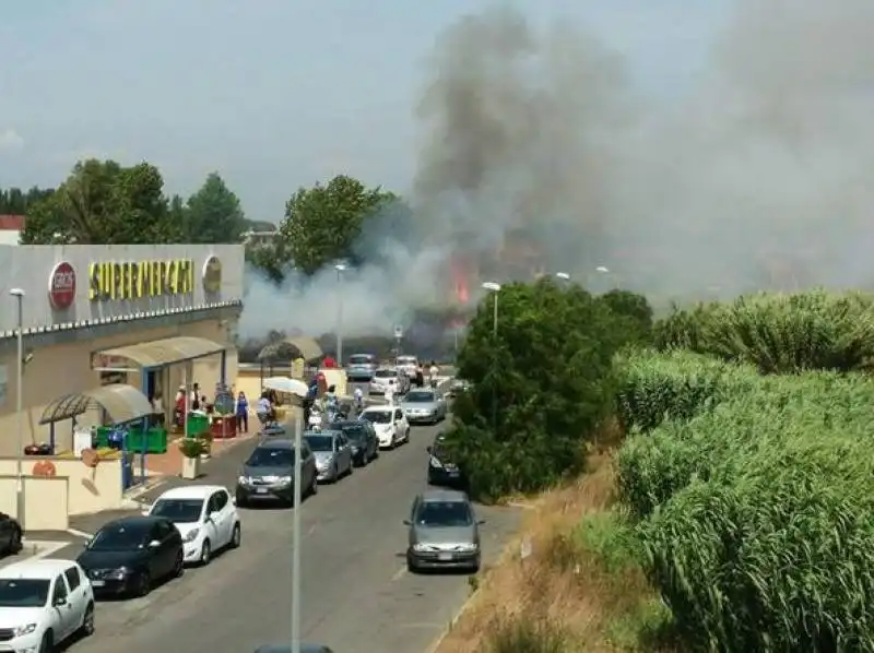 incendio a via valderoa a fiumicino