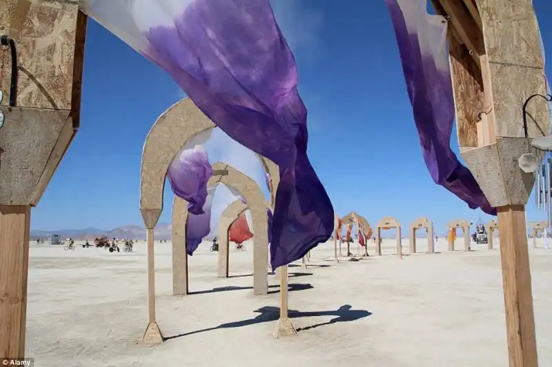 installazione di archi al burning man