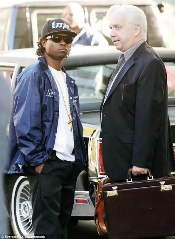 jason mitchell e paul giamatti in straight outta compton