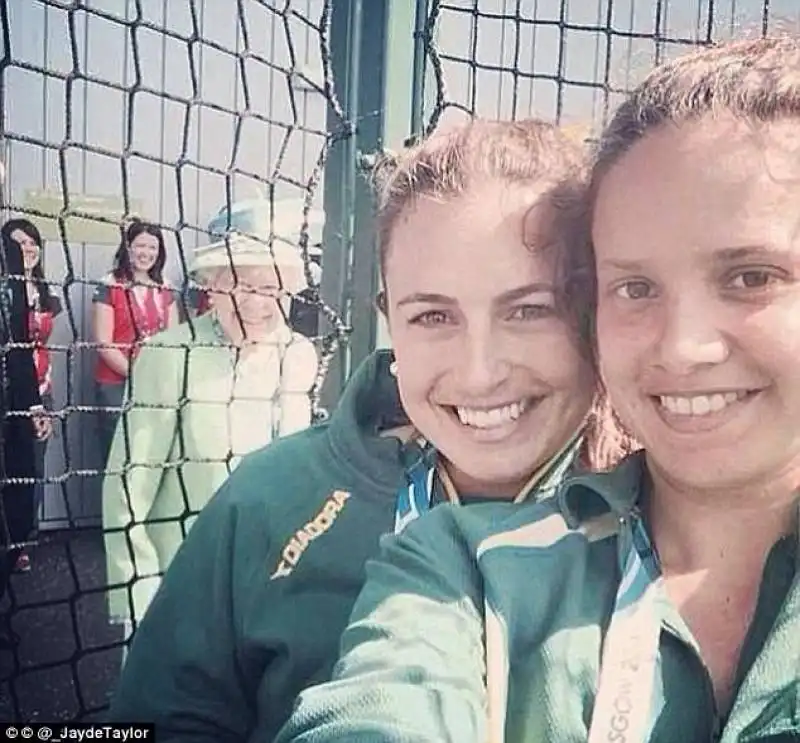 la regina in un selfie di due giocatrici di hockey