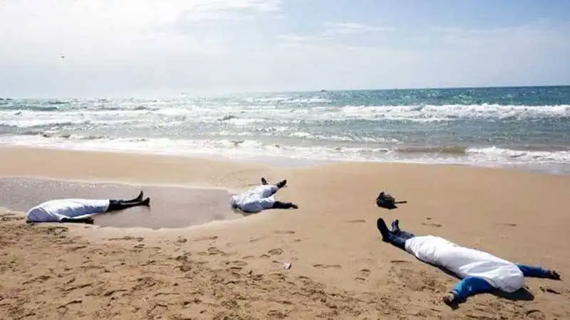 libia cadaveri di migranti sulla spiaggia