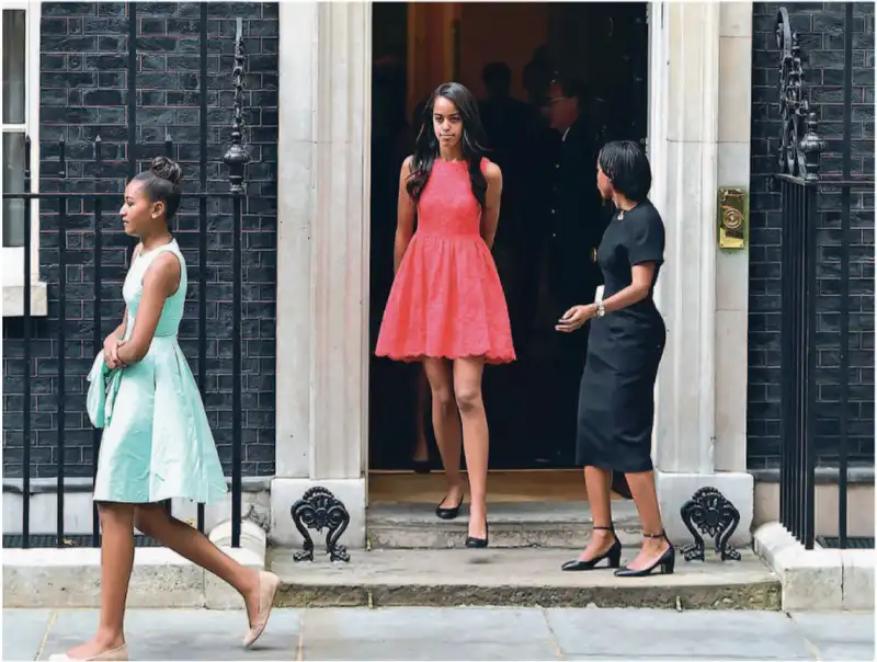 MALIA OBAMA IN ABITO ROSSO KATE SPADA