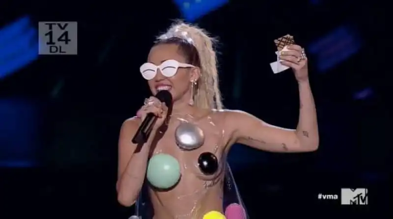 miley cyrus mtv vma 2015  9