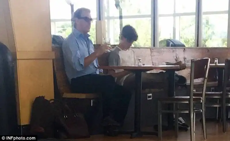 pierce brosnan fermato all aeroporto con un coltello da caccia 5