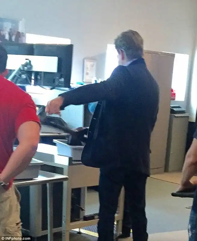 pierce brosnan fermato all aeroporto con un coltello da caccia 6