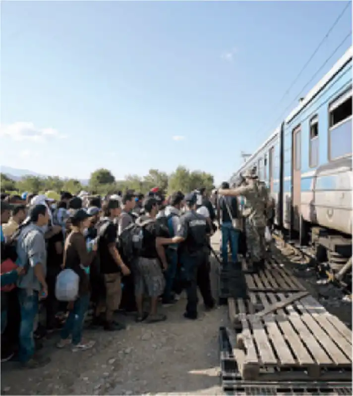 PROFUGHI - PROFUGHI A GEVGELIJA IN MACEDONIA ATTENDONO TRENO PER LA SERBIA