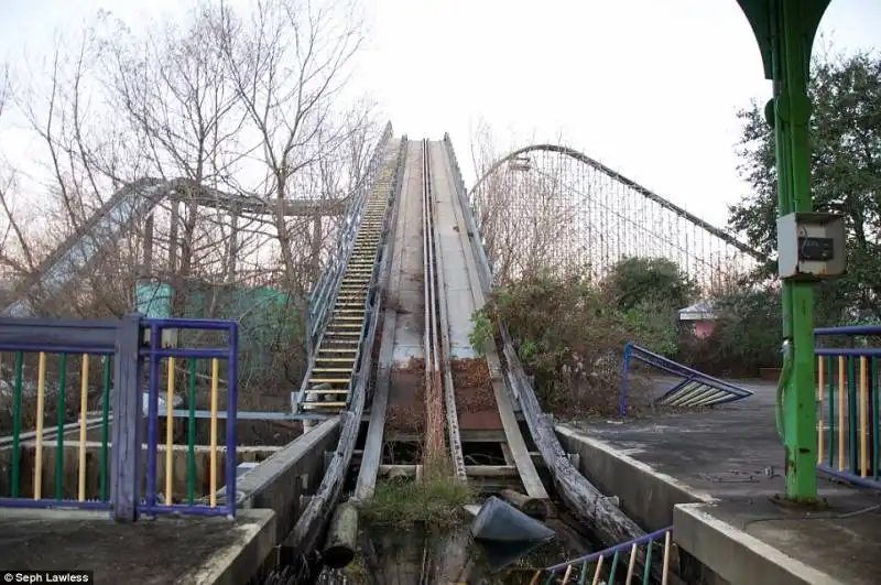 rampa delle montagne russe   parco six flags