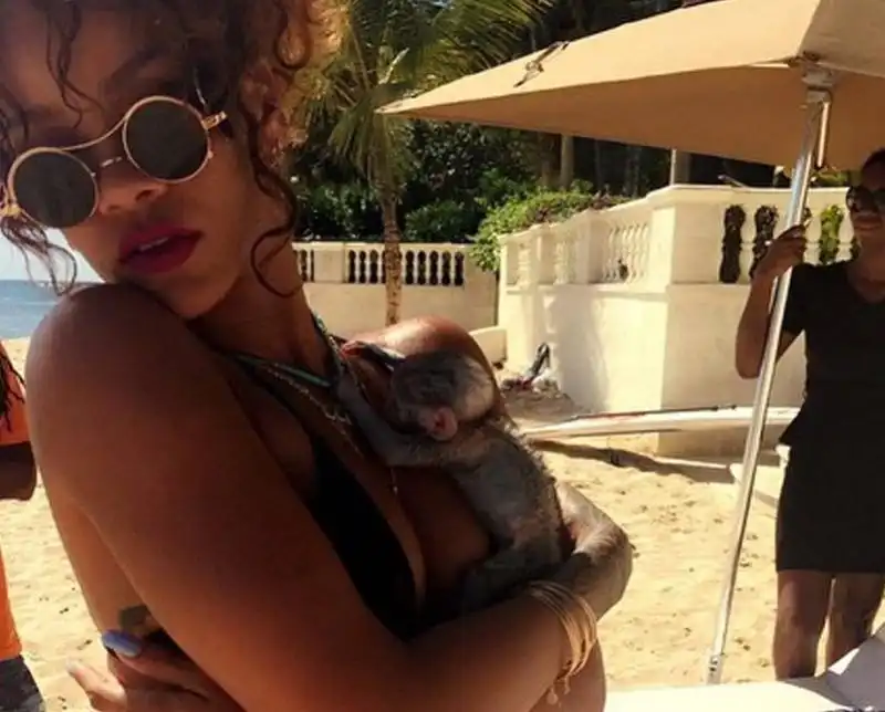 rihanna in vacanza alle barbados  8