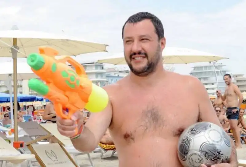 salvini al mare sulla spiaggia del papeete beach  1