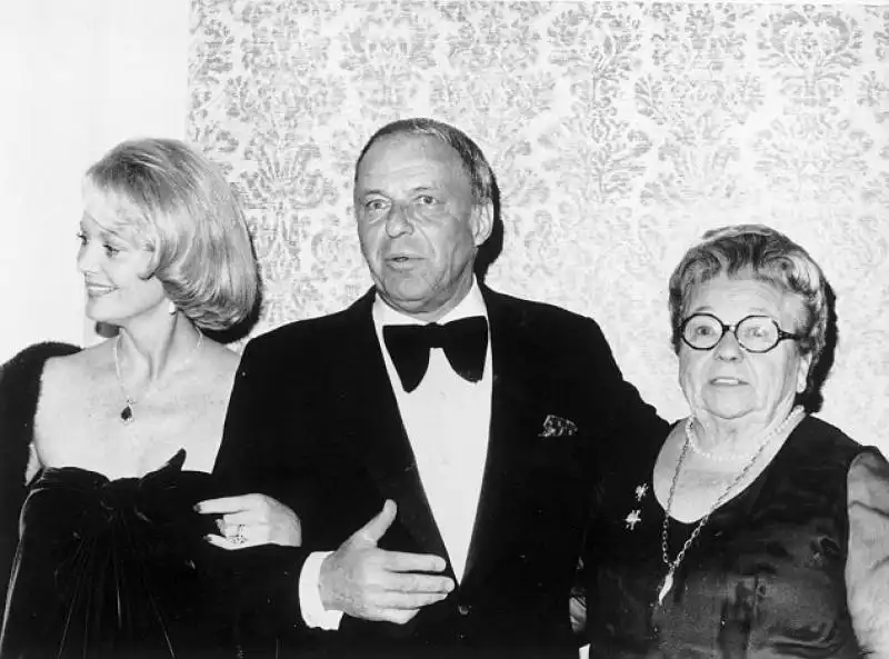 SINATRA, LA MOGLIE BARBARA E LA MADRE -