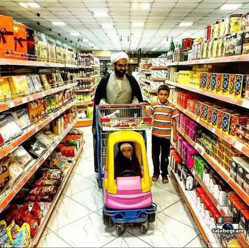 un imam al supermercato