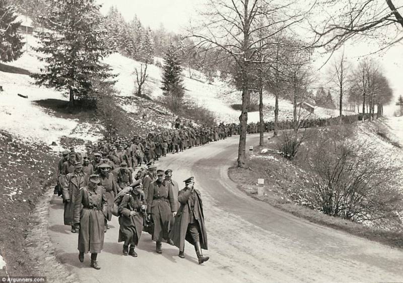 un miglialio di soldati tedeschi marciano per arrendersi agli alletati