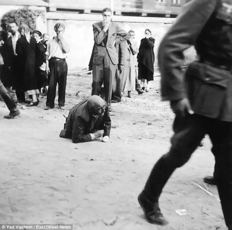 uomo ebreo ferito durante il pogrom di lviv