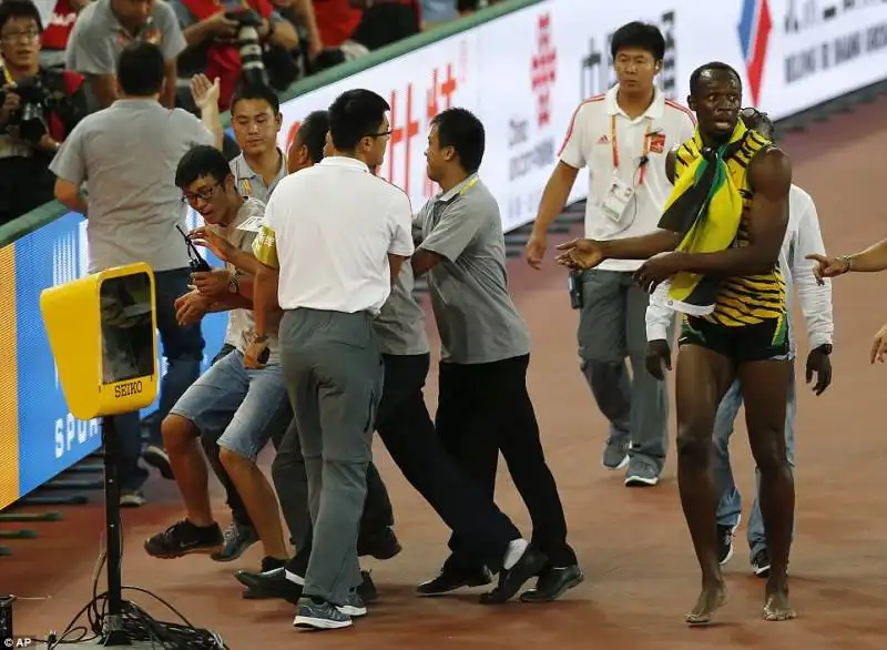 usain bolt travolto da un cameraman sul segway  1