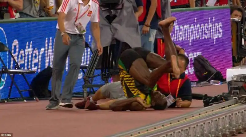 usain bolt travolto da un cameraman sul segway  2