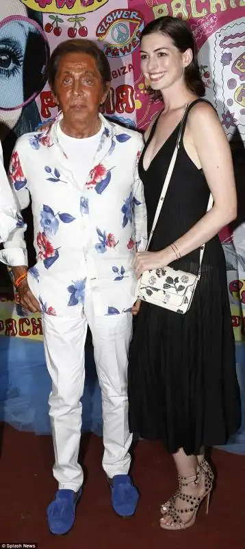 valentino e anne hathaway a ibiza