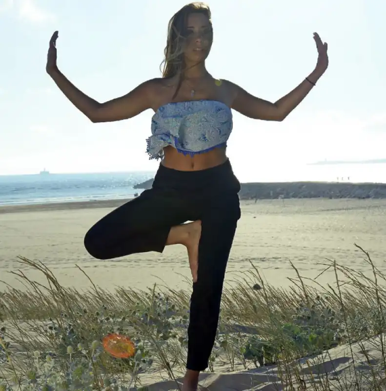 yoga su spiaggia deserta