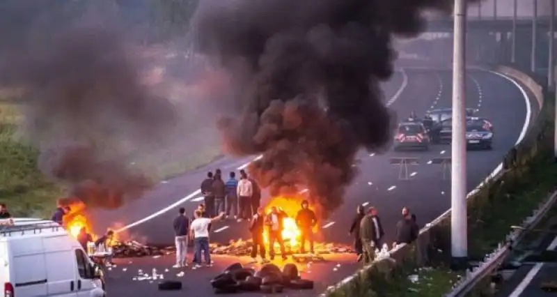 zingari   bloccano  l autostrada francese