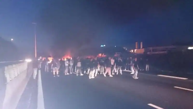 zingari  bloccano  l autostrada francese