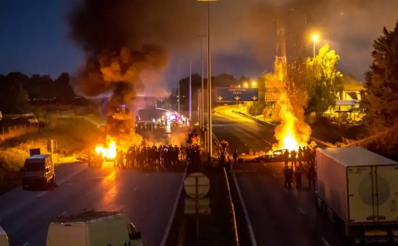 zingari  bloccano l autostrada francese