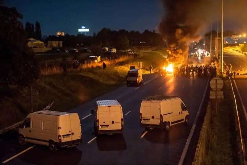 zingari bloccano  l autostrada francese