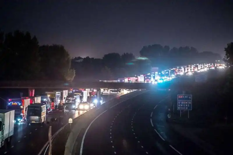 zingari bloccano l autostrada francese