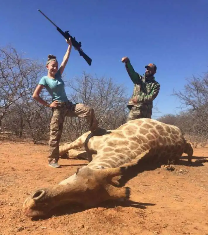 aryanna posa con la giraffa uccisa