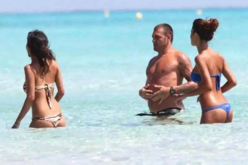 bobo vieri a formentera con bellezze al bagno