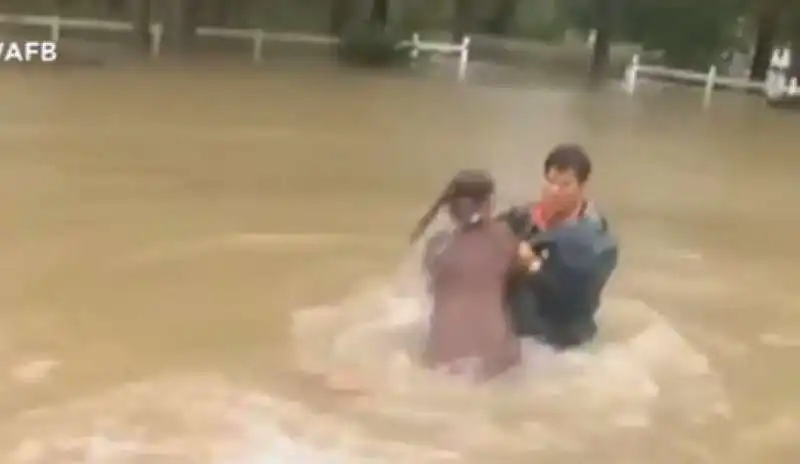 donna e cane salvati dall alluvione in louisiana 