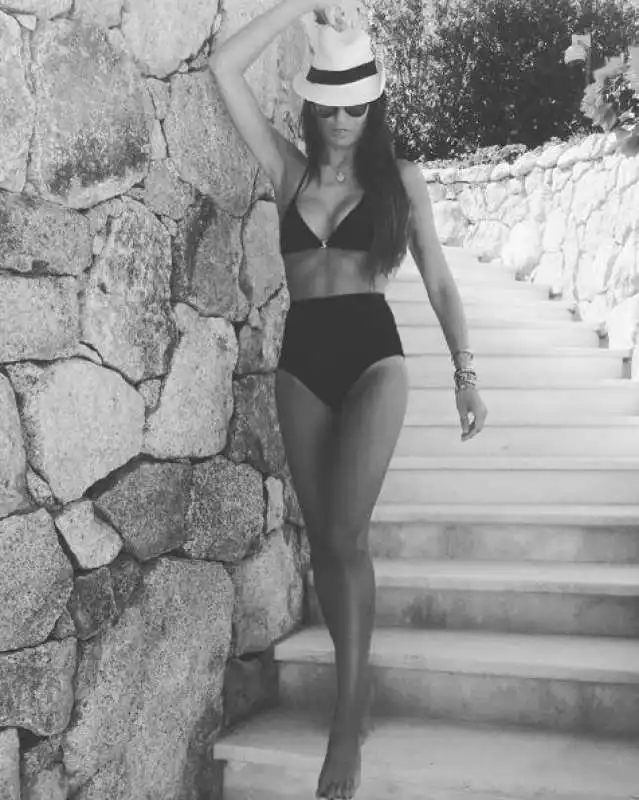 elisabetta gregoraci in sardegna  1