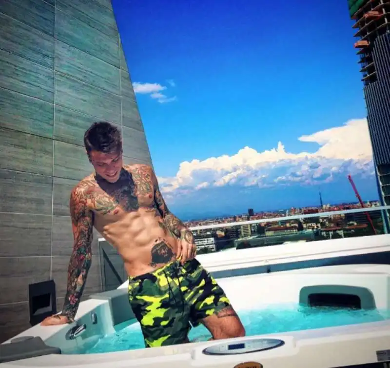 fedez pubblica foto dal suo attico citylife