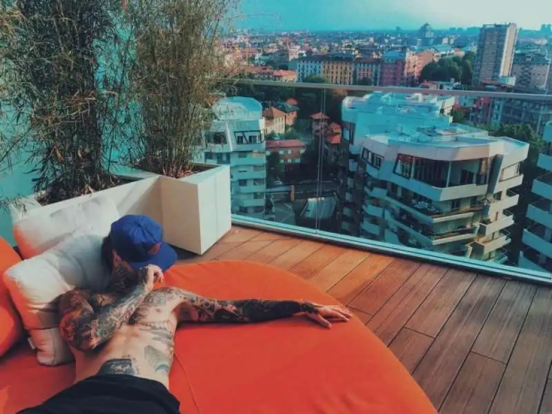 fedez sul terrazzo della sua casa citylife milano