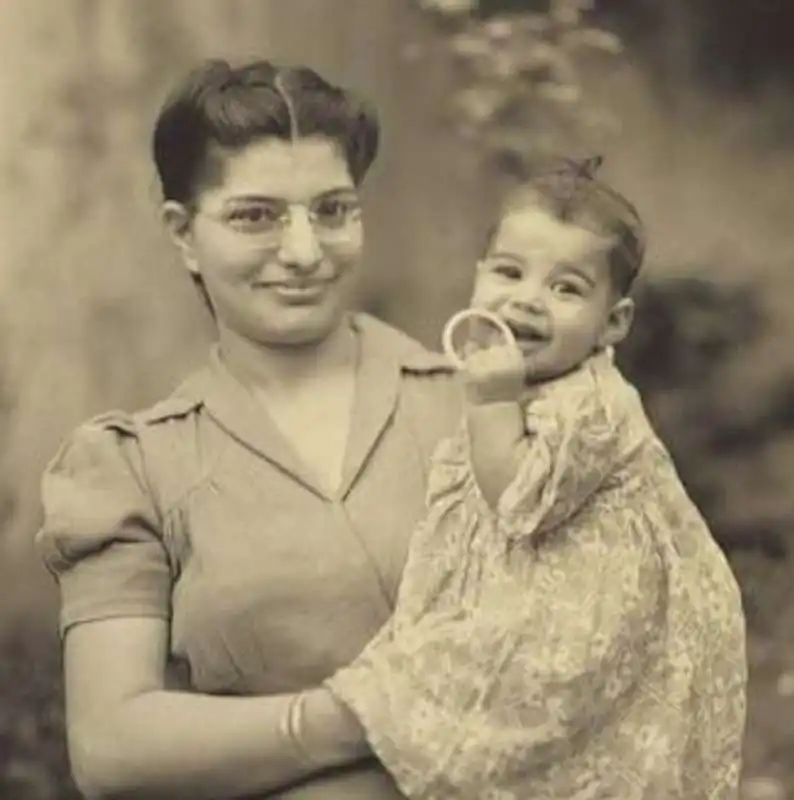 freddie mercury con la madre jar