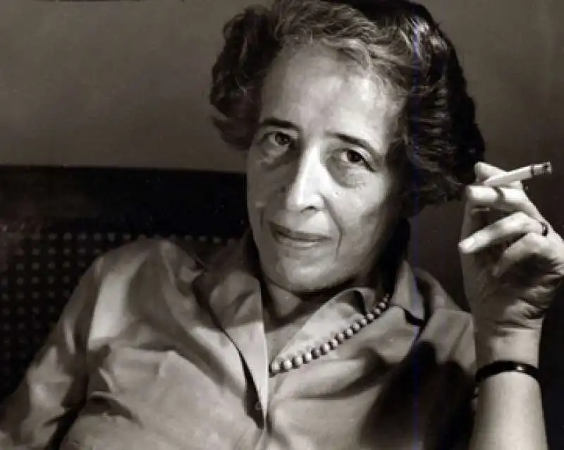 HANNAH ARENDT CON LA SIGARETTA