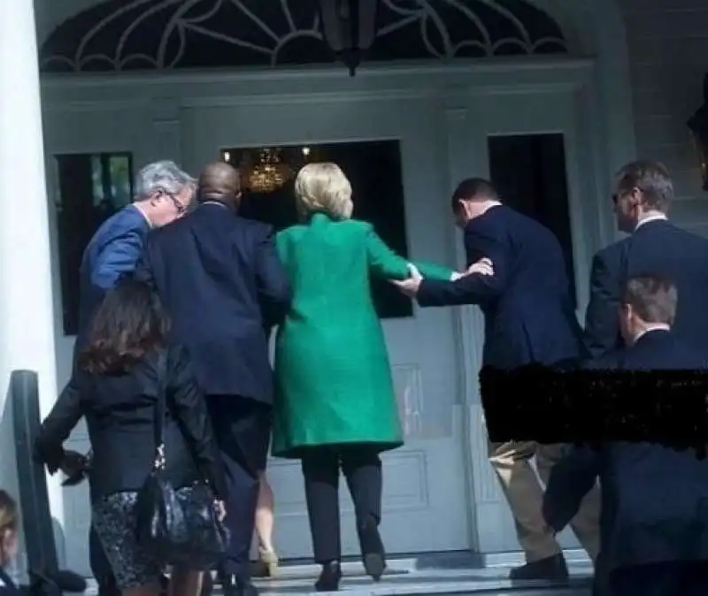 hillary clinton sale le scale con l aiuto dello staff  