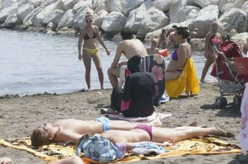 in burkini   sulle    spiagge di napoli