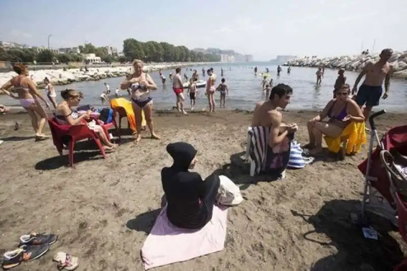 in burkini  sulle   spiagge di napoli