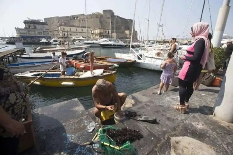 in burkini  sulle  spiagge di napoli