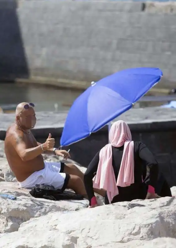 in burkini sulle spiagge di napoli