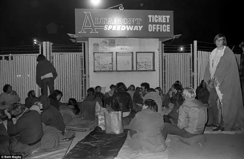 in fila per entrare al concerto di altamont