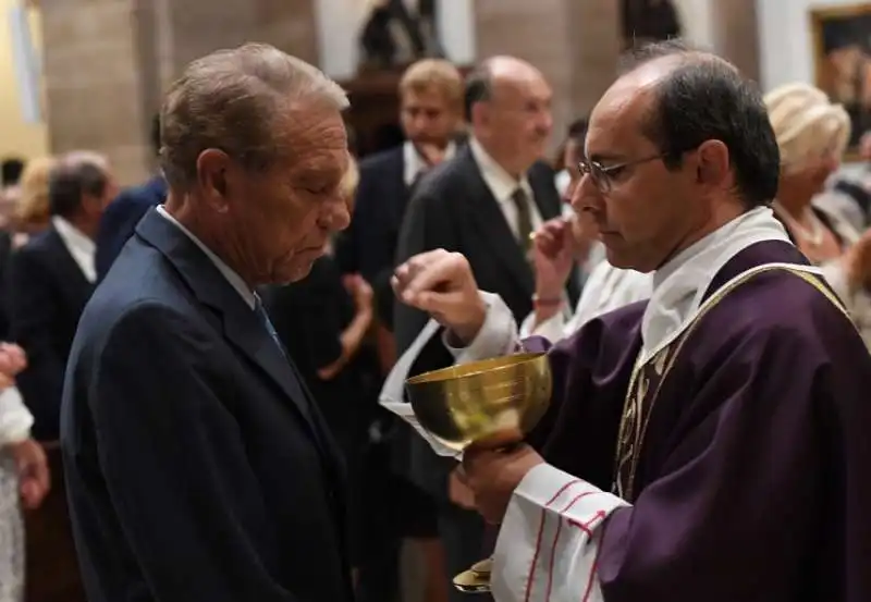 joaquin navarro riceve la comunione