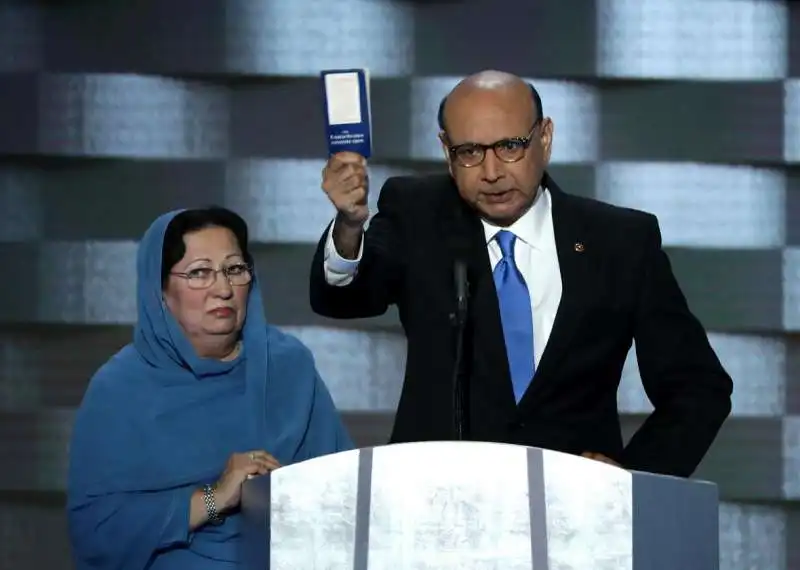 Khizr Khan e la moglie   