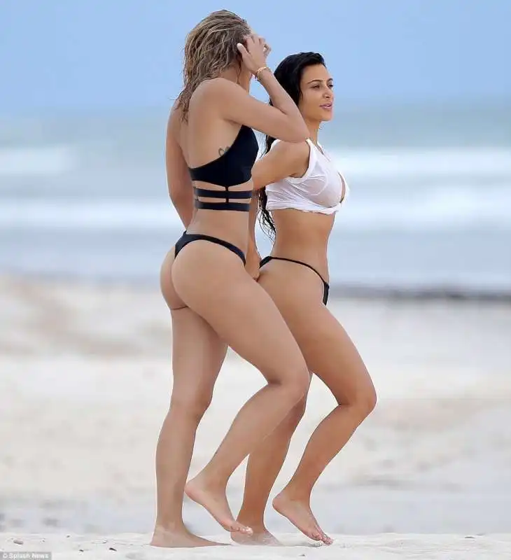 kim kardashian in spiaggia in messico