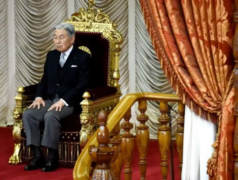 l imperatore del giappone akihito