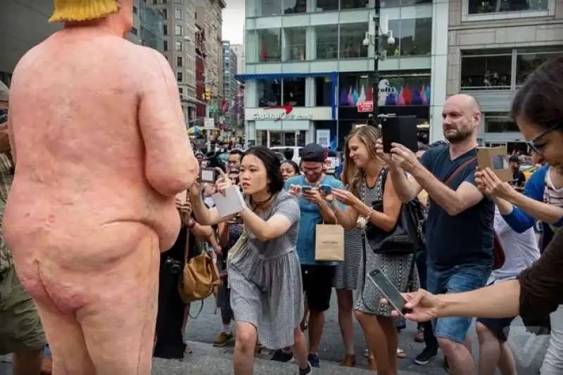 la statua di donal trump a new york union square  1