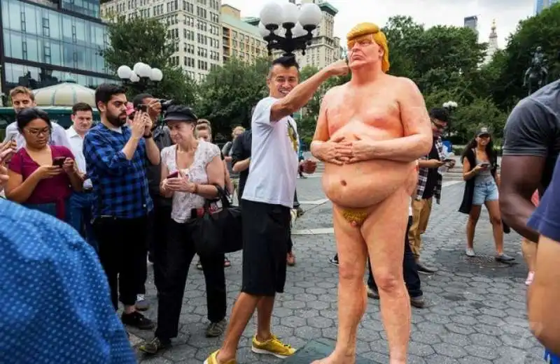 la statua di donal trump a new york union square  5