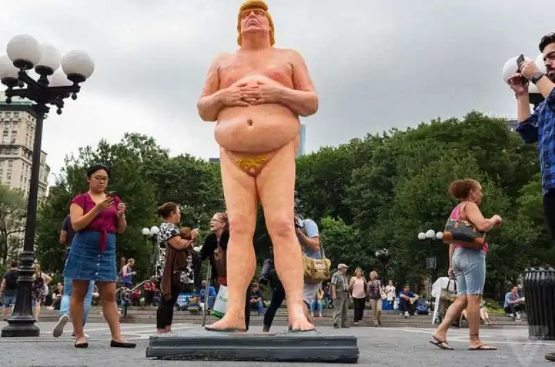 la statua di donal trump a new york union square  6