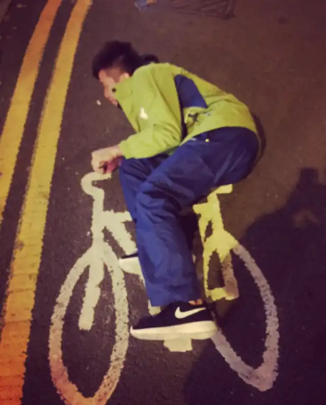 lee chih kai monta in bici