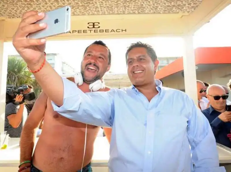 matteo salvini giovanni toti al papeete di milano marittima  3